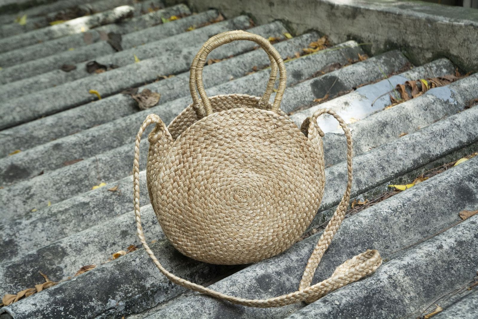 WOMEN'S ROUND SLING BAG